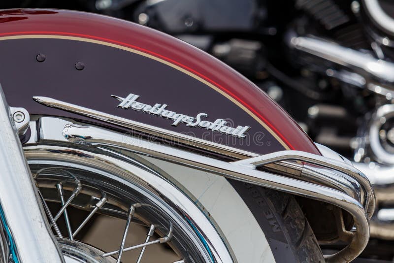 Moskau, Russland - 4. Mai 2019: Vorderrad der Harley Davidson-Motorradnahaufnahme o stockfotografie Moskau, Russland - 4. Mai 2019: Vorderrad der Harley Davidson-Motorradnahaufnahme o stockfotografie