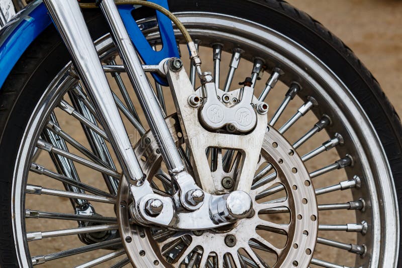 Moskau, Russland - 4. Mai 2019: Vorderrad mit Diskettenbremsanlage der Harley Davidson-Motorradnahaufnahme Moto-Festival MosMotoF stockbild Moskau, Russland - 4. Mai 2019: Vorderrad mit Diskettenbremsanlage der Harley Davidson-Motorradnahaufnahme Moto-Festival MosMotoF stockbild