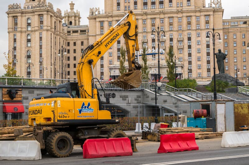 MOSKAU, RUSSLAND - 24. OKTOBER 2017: Gelber Radbagger Hyundai, arbeitend in der städtischen Umwelt nahe bei dem Hotel ` Ukraine-` stockfoto MOSKAU, RUSSLAND - 24. OKTOBER 2017: Gelber Radbagger Hyundai, arbeitend in der städtischen Umwelt nahe bei dem Hotel ` Ukraine-` stockfoto