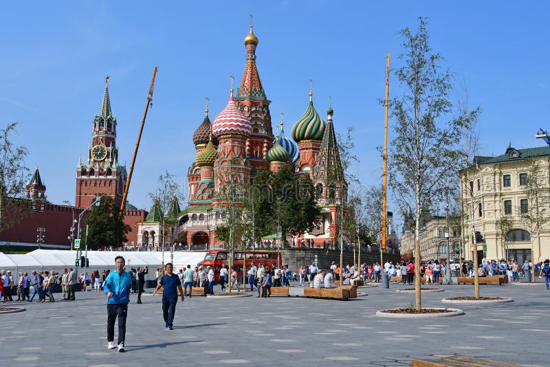 Moskau, Russland, September, 01, 2018 Ansicht f?r St.-Basilikum ` s Kathedrale und der Spasskaya-Turm vom Kreml von Zaryadye park stockfotos Moskau, Russland, September, 01, 2018 Ansicht f?r St.-Basilikum ` s Kathedrale und der Spasskaya-Turm vom Kreml von Zaryadye park stockfotos