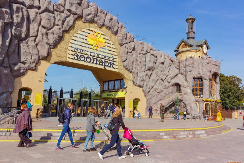 MOSKAU, RUSSLAND - 25. September 2017: Der Haupteingang zu Moskau-Zoo lizenzfreies stockbild MOSKAU, RUSSLAND - 25. September 2017: Der Haupteingang zu Moskau-Zoo lizenzfreies stockbild