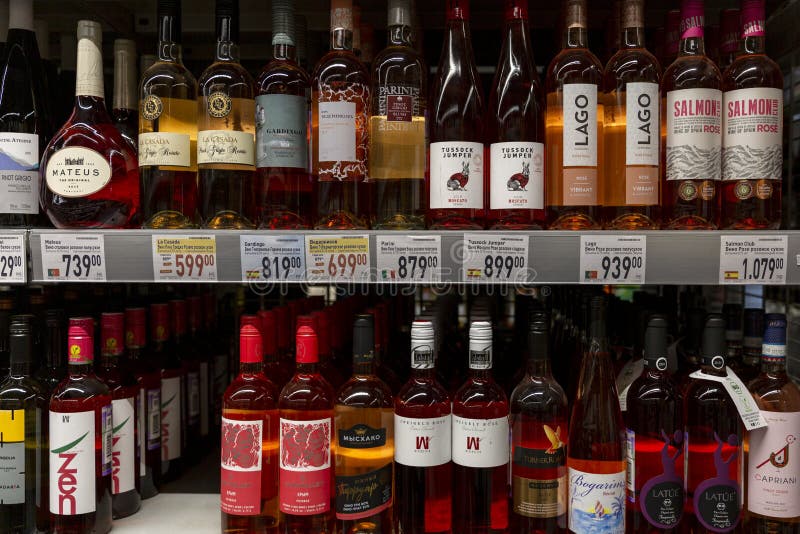 Moskau Russland 15052020 : Weinflaschen auf dem Regal im Laden. großes Sortiment Alkohol stockbilder