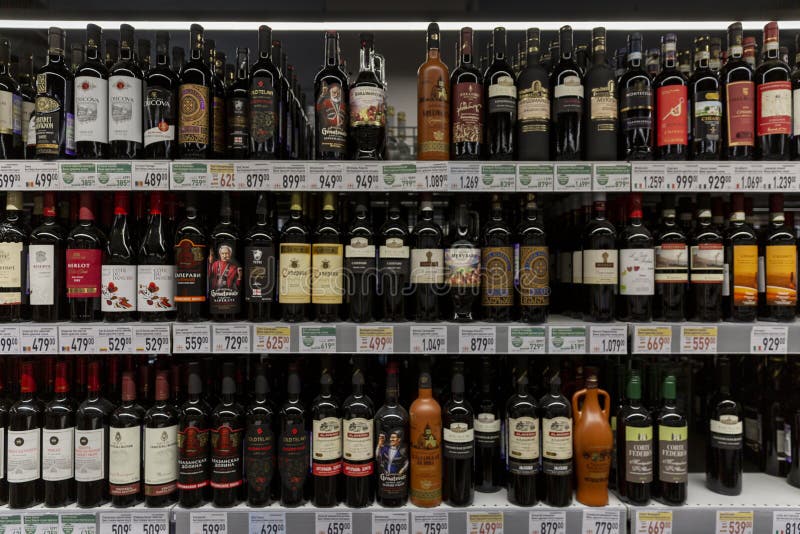 Moskau Russland 15052020 : Weinflaschen auf dem Regal im Laden. großes Sortiment Alkohol stockfotografie