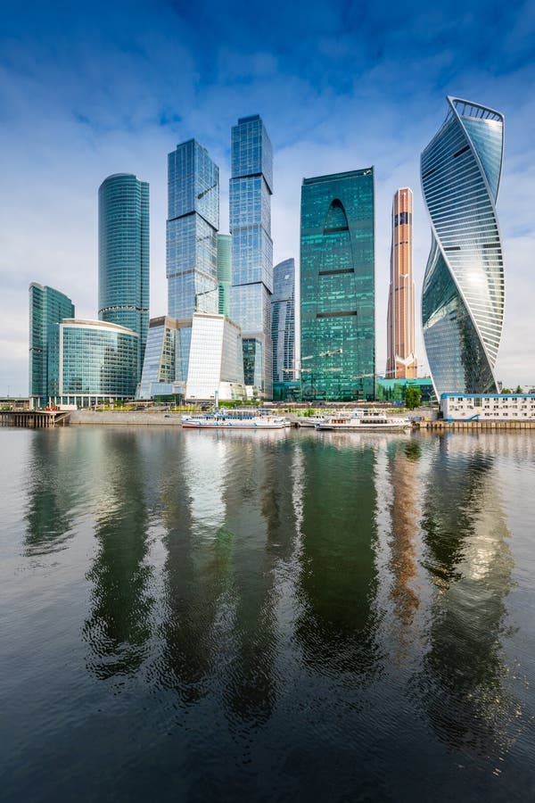 Moskau-Stadtskyline Internationales Geschäftszentrum Moskaus zur Tageszeit mit Moskva-Fluss lizenzfreie stockfotos Moskau-Stadtskyline Internationales Geschäftszentrum Moskaus zur Tageszeit mit Moskva-Fluss lizenzfreie stockfotos