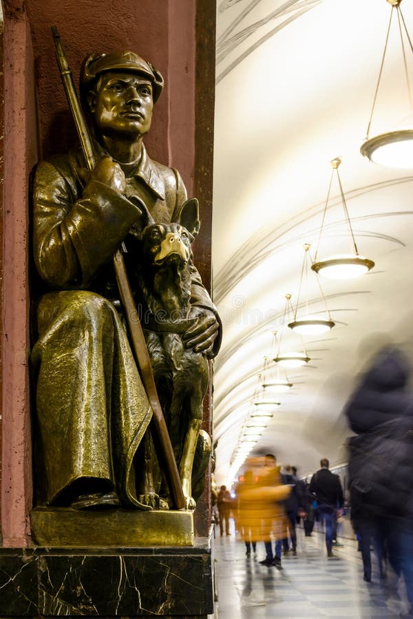Moskau-U-Bahnstation Revolutions-Quadrat Bronzeskulptur des sowjetischen Soldaten mit Hund lizenzfreies stockfoto Moskau-U-Bahnstation Revolutions-Quadrat Bronzeskulptur des sowjetischen Soldaten mit Hund lizenzfreies stockfoto