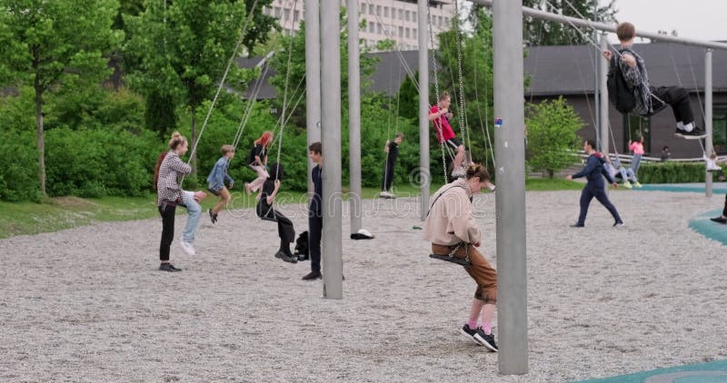 Moskauer Sommer 2022. wunderschöner Park. eine Menge großer Schaukeln für Erwachsene und Kinder, die im Park auf einer Schaukel re