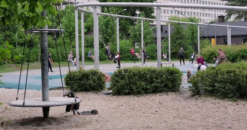 Moskauer Sommer 2022. wunderschöner Park. eine Menge großer Schaukeln für Erwachsene und Kinder, die im Park auf einer Schaukel re