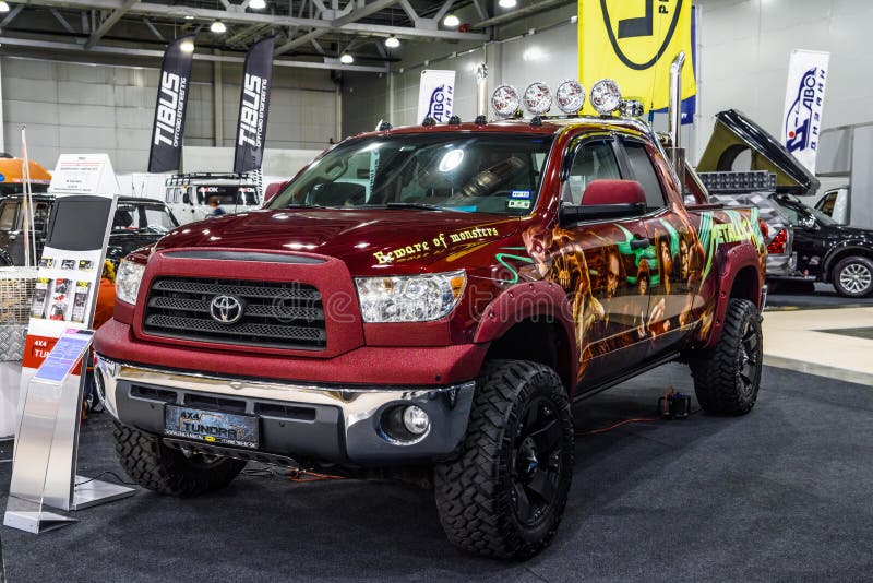 MOSKOU - AUGUSTUS 2016: Toyota-Toendra 4x4 in MIAS Moscow International Automobile Salon op 20 Augustus, 2016 in Moskou, Rusland stock foto's MOSKOU - AUGUSTUS 2016: Toyota-Toendra 4x4 in MIAS Moscow International Automobile Salon op 20 Augustus, 2016 in Moskou, Rusland stock foto's