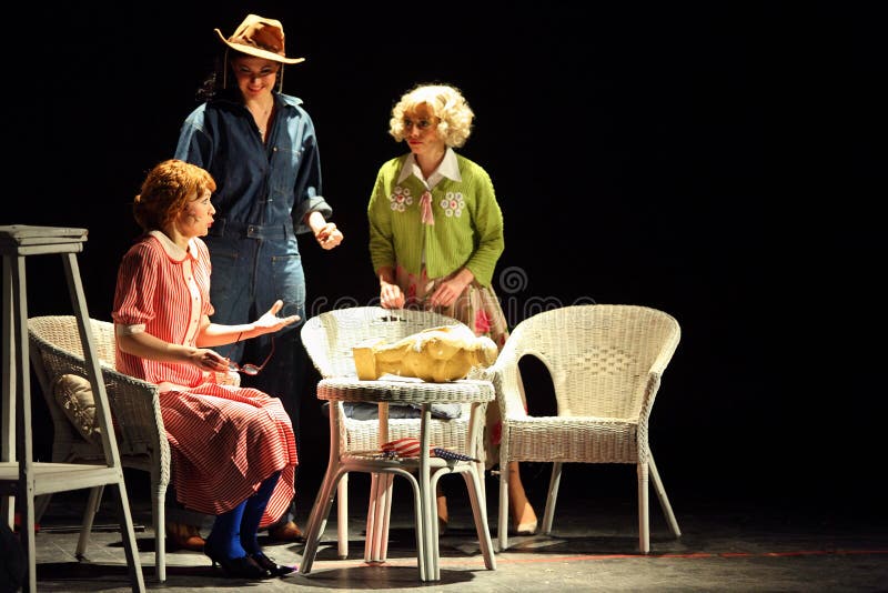 Rostova, Makeeva, spel Vorozhtsova bij Muzikale Heksen van Eastwick stock foto Rostova, Makeeva, spel Vorozhtsova bij Muzikale Heksen van Eastwick stock foto