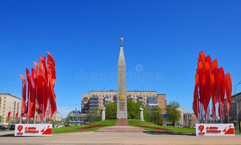 MOSKOU, 09 MEI, 2018: Groot Patriottisch Oorlogsmonument gewijd aan Grote Overwinning dag 9 Mei Stela met ster, arbeidersstandbee stock foto's MOSKOU, 09 MEI, 2018: Groot Patriottisch Oorlogsmonument gewijd aan Grote Overwinning dag 9 Mei Stela met ster, arbeidersstandbee stock foto's
