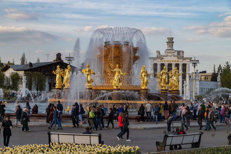 Moskou, 1 Mei, het 2019 bekende park VDNH van de plaatsrecreatie Prachtige Fonteinvriendschap VAN MENSEN met gouden standbeelden royalty-vrije stock fotografie Moskou, 1 Mei, het 2019 bekende park VDNH van de plaatsrecreatie Prachtige Fonteinvriendschap VAN MENSEN met gouden standbeelden royalty-vrije stock fotografie