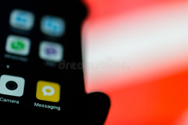 MOSKOU, RUSLAND - APRIL 16, 2018: Een mobiele telefoon met populaire onmiddellijke boodschappers in hand tegen een verbiedend tek royalty-vrije stock afbeelding MOSKOU, RUSLAND - APRIL 16, 2018: Een mobiele telefoon met populaire onmiddellijke boodschappers in hand tegen een verbiedend tek royalty-vrije stock afbeelding