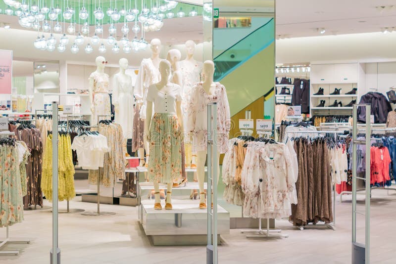 Moskou, Rusland - 3 april 2019: Mannequins in het winkelraam vertonen incidentele modekleding voor vrouwen in winkelwinkels - ver royalty-vrije stock afbeeldingen Moskou, Rusland - 3 april 2019: Mannequins in het winkelraam vertonen incidentele modekleding voor vrouwen in winkelwinkels - ver royalty-vrije stock afbeeldingen
