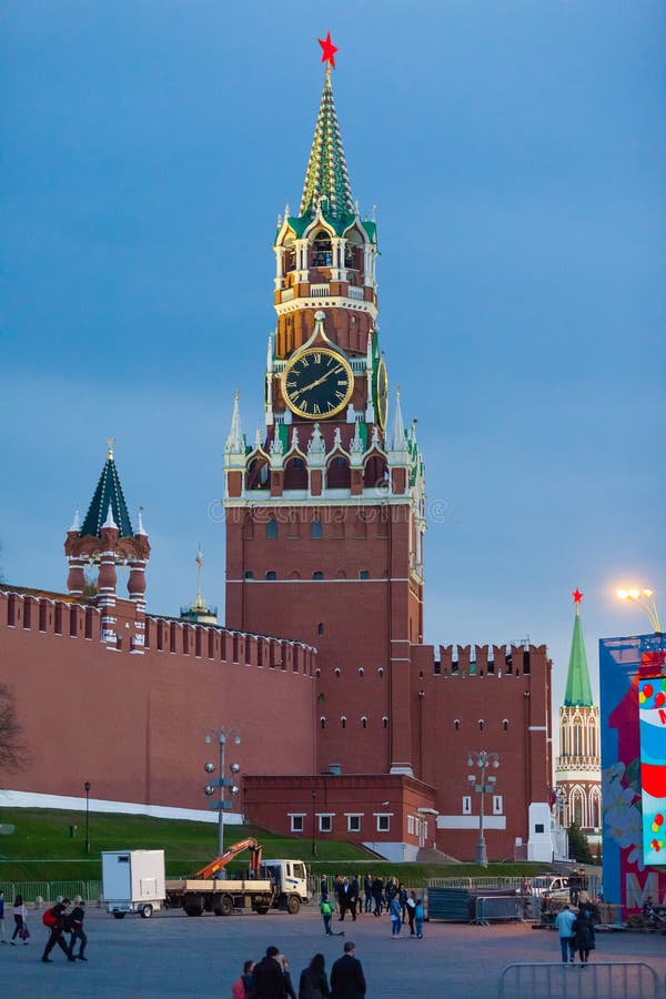 MOSKOU, RUSLAND - APRIL 30, 2018: Mening van de Spasskaya-Toren van Moskou het Kremlin en de Brug van Bolshoy Moskvoretsky royalty-vrije stock fotografie MOSKOU, RUSLAND - APRIL 30, 2018: Mening van de Spasskaya-Toren van Moskou het Kremlin en de Brug van Bolshoy Moskvoretsky royalty-vrije stock fotografie