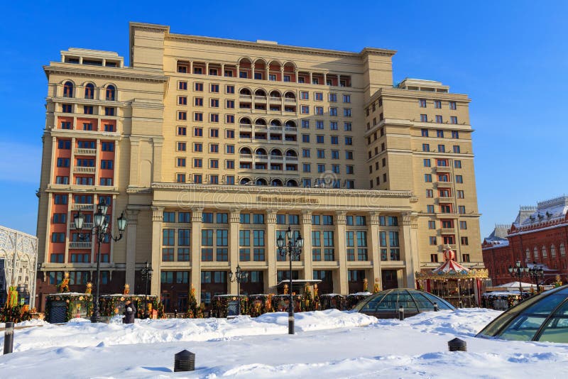 Moskou, Rusland - Februari 14, 2018: vijfsterren Vier Seizoenenhotel op de straat van Okhotny Ryad in centraal Moskou royalty-vrije stock foto Moskou, Rusland - Februari 14, 2018: vijfsterren Vier Seizoenenhotel op de straat van Okhotny Ryad in centraal Moskou royalty-vrije stock foto