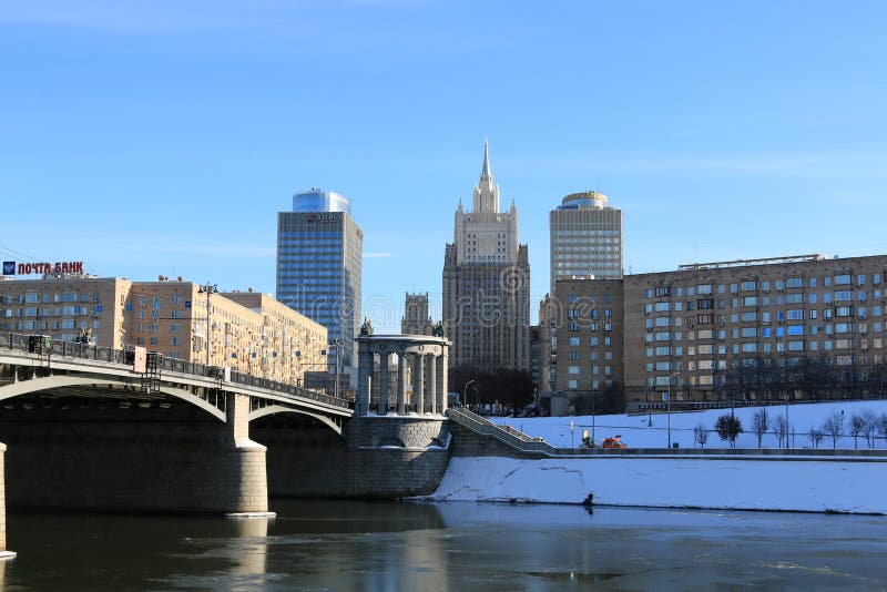 Moskou, Rusland - Februari 14, 2019: Weergeven van de Borodinsky-Brug en het Ministerie van Buitenlandse zaken van de Russische F royalty-vrije stock fotografie Moskou, Rusland - Februari 14, 2019: Weergeven van de Borodinsky-Brug en het Ministerie van Buitenlandse zaken van de Russische F royalty-vrije stock fotografie