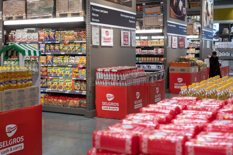 Moskou, Rusland - Januari 14 2019 Het binnenland van Selgros-Contant geld - en - draagt in Zelenograd royalty-vrije stock foto Moskou, Rusland - Januari 14 2019 Het binnenland van Selgros-Contant geld - en - draagt in Zelenograd royalty-vrije stock foto