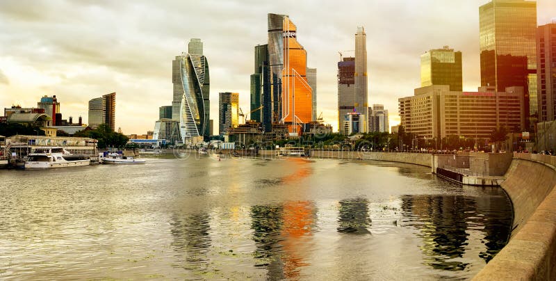 Moskou, Rusland - Juli 20, 2019: Commercieel van Moskou Internationaal Centrum - de Stad van Moskou bij zonsondergang royalty-vrije stock fotografie Moskou, Rusland - Juli 20, 2019: Commercieel van Moskou Internationaal Centrum - de Stad van Moskou bij zonsondergang royalty-vrije stock fotografie
