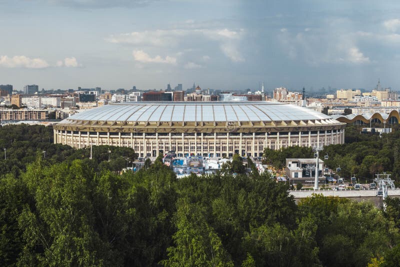 Moskou, Rusland, Juli 2019: de mening van het Luzhniki-stadion en de kabelwagen van de Musheuvels Panorama van Moskou royalty-vrije stock foto's Moskou, Rusland, Juli 2019: de mening van het Luzhniki-stadion en de kabelwagen van de Musheuvels Panorama van Moskou royalty-vrije stock foto's