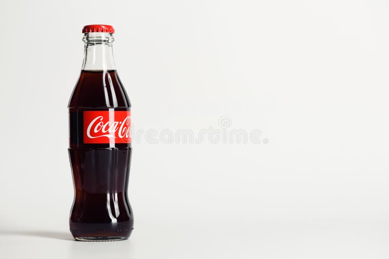 Moskou, Rusland - JUNI 9, 2016: Coca-Cola-glasfles stock afbeeldingen Moskou, Rusland - JUNI 9, 2016: Coca-Cola-glasfles stock afbeeldingen
