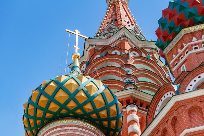 Moskou, Rusland - Juni 02, 2019: Gekleurde koepels van Heilige Basil Cathedral op Rood vierkant in de close-up van Moskou op een royalty-vrije stock foto Moskou, Rusland - Juni 02, 2019: Gekleurde koepels van Heilige Basil Cathedral op Rood vierkant in de close-up van Moskou op een royalty-vrije stock foto