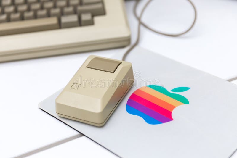 MOSKOU, RUSLAND - JUNI 11, 2018: Oude originele Apple Mac-muis stock foto's MOSKOU, RUSLAND - JUNI 11, 2018: Oude originele Apple Mac-muis stock foto's
