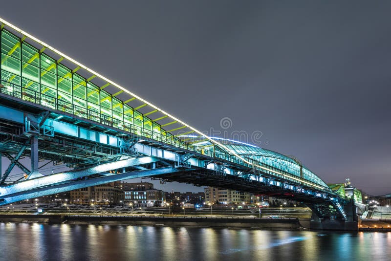 Moskou/Rusland - Maart 6, 2019: De Voetbrug van Bogdan Khmelnitsky of van Kievsky in Moskou in Maart het jaar van 2019 royalty-vrije stock foto Moskou/Rusland - Maart 6, 2019: De Voetbrug van Bogdan Khmelnitsky of van Kievsky in Moskou in Maart het jaar van 2019 royalty-vrije stock foto