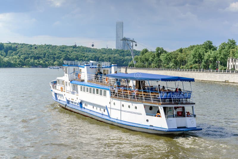 Moskou, Rusland - Mei 26, 2019: De rivier en de boten van Moskou De rondvaarten van de rivierexcursie stock foto's Moskou, Rusland - Mei 26, 2019: De rivier en de boten van Moskou De rondvaarten van de rivierexcursie stock foto's