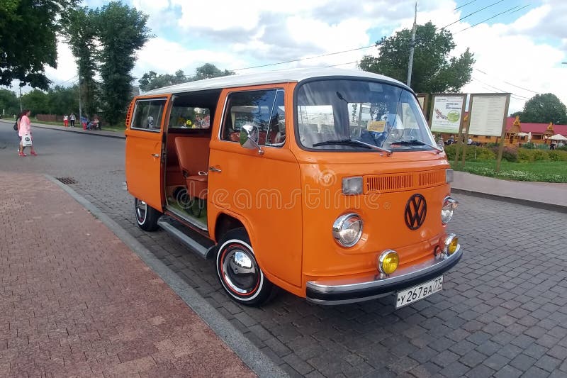 Moskou, Rusland - Mei 03, 2019: Het oranje klassieke die Volkswagen-Type van Vervoerderst2 - retro voertuig 2 op de stadsstraat w stock foto Moskou, Rusland - Mei 03, 2019: Het oranje klassieke die Volkswagen-Type van Vervoerderst2 - retro voertuig 2 op de stadsstraat w stock foto