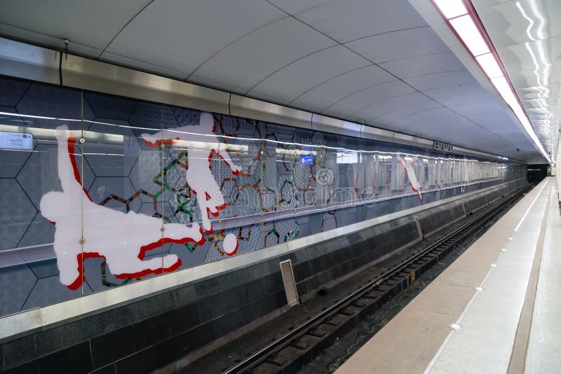 MOSKOU, RUSLAND - Mei 23, 2018: Metro van Moskou de post ` Spartak ` is naast `-het Openen Arena` stadion dat de gastheer aanpast stock fotografie MOSKOU, RUSLAND - Mei 23, 2018: Metro van Moskou de post ` Spartak ` is naast `-het Openen Arena` stadion dat de gastheer aanpast stock fotografie