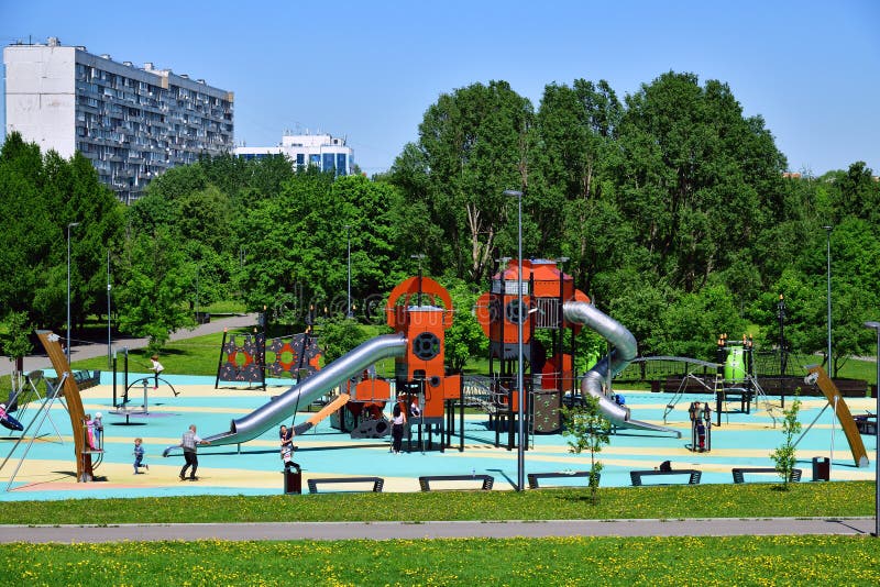 Moskou, Rusland - Mei 22 2018 speelplaats voor kinderen in Park Sadovniki stock fotografie Moskou, Rusland - Mei 22 2018 speelplaats voor kinderen in Park Sadovniki stock fotografie