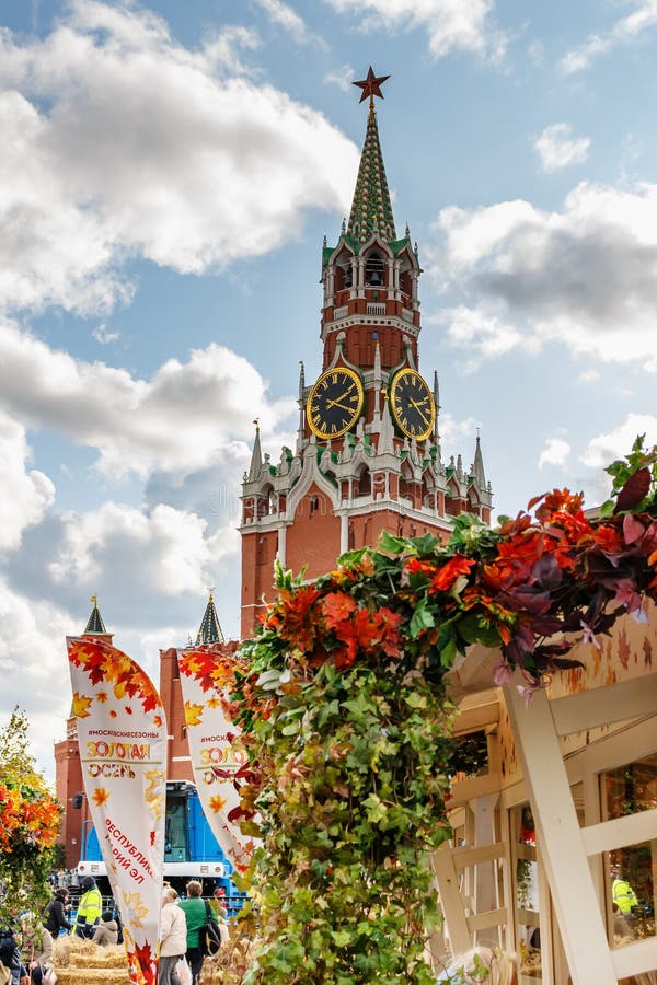 Moskou, Rusland - oktober 2019: Afbeelding van het traditionele festival Golden Autumn op het Rode Plein tegen de toren van Spass royalty-vrije stock foto Moskou, Rusland - oktober 2019: Afbeelding van het traditionele festival Golden Autumn op het Rode Plein tegen de toren van Spass royalty-vrije stock foto