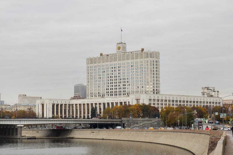 Moskou, Rusland - 5 oktober 2019: Het huis van de Russische regering of het Witte Huis in Moskou in het najaar Opperste Sovjet stock foto's Moskou, Rusland - 5 oktober 2019: Het huis van de Russische regering of het Witte Huis in Moskou in het najaar Opperste Sovjet stock foto's