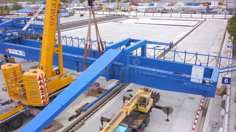 Moskou, Rusland - September 2018: Een hoogste mening van een industriële brugkraan klem Hoogste mening van de brugkraan stock afbeelding Moskou, Rusland - September 2018: Een hoogste mening van een industriële brugkraan klem Hoogste mening van de brugkraan stock afbeelding