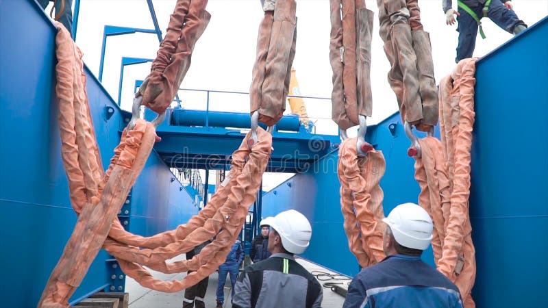 Moskou, Rusland - September 2018: Installatie van brugkraan op plaats klem Arbeiders bij de bouwwerf bezet in royalty-vrije stock foto Moskou, Rusland - September 2018: Installatie van brugkraan op plaats klem Arbeiders bij de bouwwerf bezet in royalty-vrije stock foto