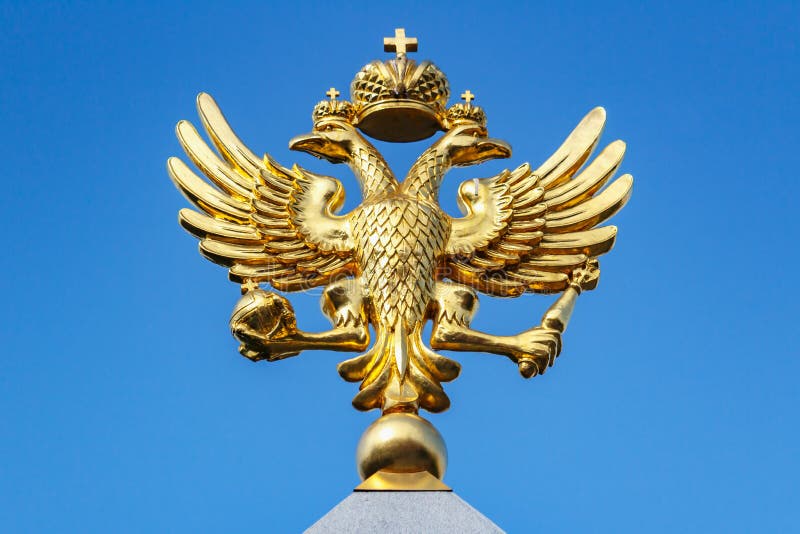 Moskou, Rusland - 13 september 2019: Vooraanzicht van gelaagde russische dubbelhoofdige arend op een blauwe achtergrond in de luc royalty-vrije stock afbeeldingen Moskou, Rusland - 13 september 2019: Vooraanzicht van gelaagde russische dubbelhoofdige arend op een blauwe achtergrond in de luc royalty-vrije stock afbeeldingen