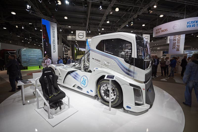 MOSKOU, 5 SEP, 2017: Mening over Volvo-de hoge snelheid van het belemmeringsras het rennen vrachtwagententoongesteld voorwerp op stock afbeelding MOSKOU, 5 SEP, 2017: Mening over Volvo-de hoge snelheid van het belemmeringsras het rennen vrachtwagententoongesteld voorwerp op stock afbeelding