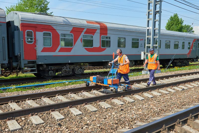MOSKVA MAJ, 18, 2018: Sikt av den järnväg underhållsworkesgruppen med spårvagnen som gör ultraljuds- kontroll och visuella hjälpm royaltyfri foto MOSKVA MAJ, 18, 2018: Sikt av den järnväg underhållsworkesgruppen med spårvagnen som gör ultraljuds- kontroll och visuella hjälpm royaltyfri foto