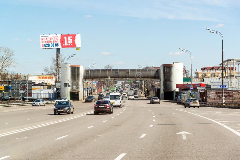 MOSKVA RYSSLAND - April 08 2016 Schelkovskoe huvudväg på utgången från Moskva Ring Road fotografering för bildbyråer MOSKVA RYSSLAND - April 08 2016 Schelkovskoe huvudväg på utgången från Moskva Ring Road fotografering för bildbyråer