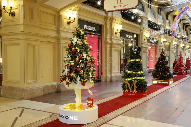 Moskva, Ryssland - den 1 december 2019: GUM-butik på Röda torget dekorerat med julgranar Text: Linje 1 arkivbilder Moskva, Ryssland - den 1 december 2019: GUM-butik på Röda torget dekorerat med julgranar Text: Linje 1 arkivbilder