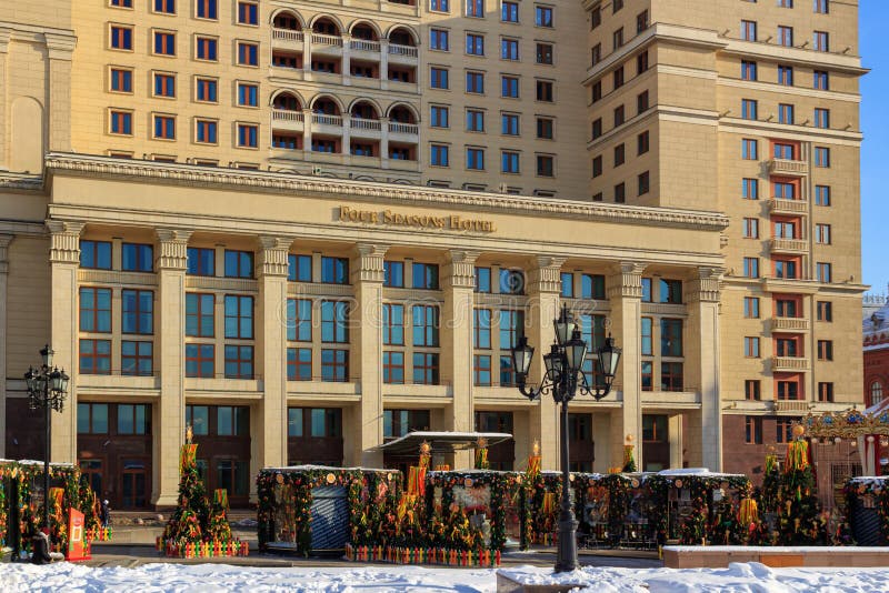 Moskva Ryssland - Februari 14, 2018: Huvudsaklig ingång till hotellet för fyra säsonger i central Moskva Sikt från den Manege fyr royaltyfri bild Moskva Ryssland - Februari 14, 2018: Huvudsaklig ingång till hotellet för fyra säsonger i central Moskva Sikt från den Manege fyr royaltyfri bild