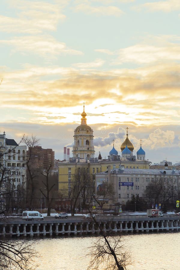 MOSKVA RYSSLAND - 02 27 2019: Gryning över Moskva För för kapellkors och kupoler för tempel kyrklig Novospassky Stavropegic klost arkivbilder MOSKVA RYSSLAND - 02 27 2019: Gryning över Moskva För för kapellkors och kupoler för tempel kyrklig Novospassky Stavropegic klost arkivbilder