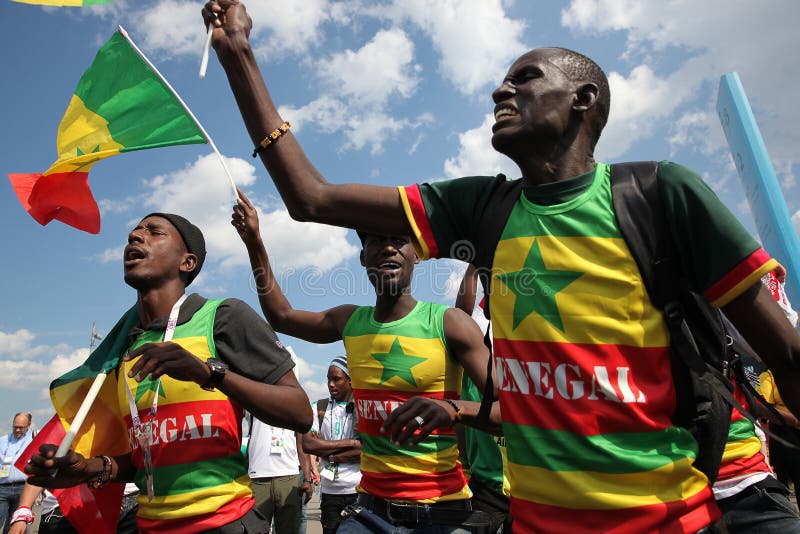 MOSKVA RYSSLAND - JUNI 2018: Fans av det Senegal landslaget stöttar deras lag arkivbilder MOSKVA RYSSLAND - JUNI 2018: Fans av det Senegal landslaget stöttar deras lag arkivbilder