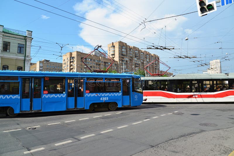 Moskva Ryssland - Juni 03 2016 Spårvagn på tvärgator framme av gångtunnelen Krasnoselskaya fotografering för bildbyråer Moskva Ryssland - Juni 03 2016 Spårvagn på tvärgator framme av gångtunnelen Krasnoselskaya fotografering för bildbyråer