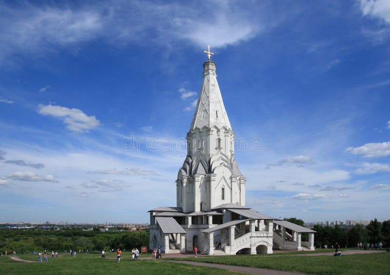 MOSKVA RYSSLAND - JUNI 13: Turister går vid kyrkan av uppstigningen (1532) i Kolomenskoye, på Juni 13, 2015, Moskva Ryssland arkivbilder MOSKVA RYSSLAND - JUNI 13: Turister går vid kyrkan av uppstigningen (1532) i Kolomenskoye, på Juni 13, 2015, Moskva Ryssland arkivbilder