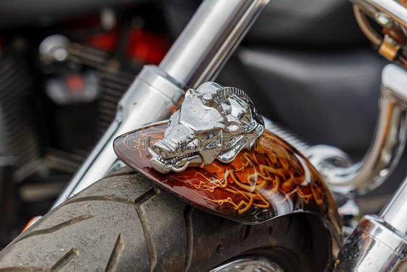 Moskva Ryssland - Maj 04, 2019: Chromed statyett av vildsvinet p? fr?mre st?nksk?rm av den Harley Davidson motorcykelcloseupen Mo royaltyfri fotografi Moskva Ryssland - Maj 04, 2019: Chromed statyett av vildsvinet p? fr?mre st?nksk?rm av den Harley Davidson motorcykelcloseupen Mo royaltyfri fotografi