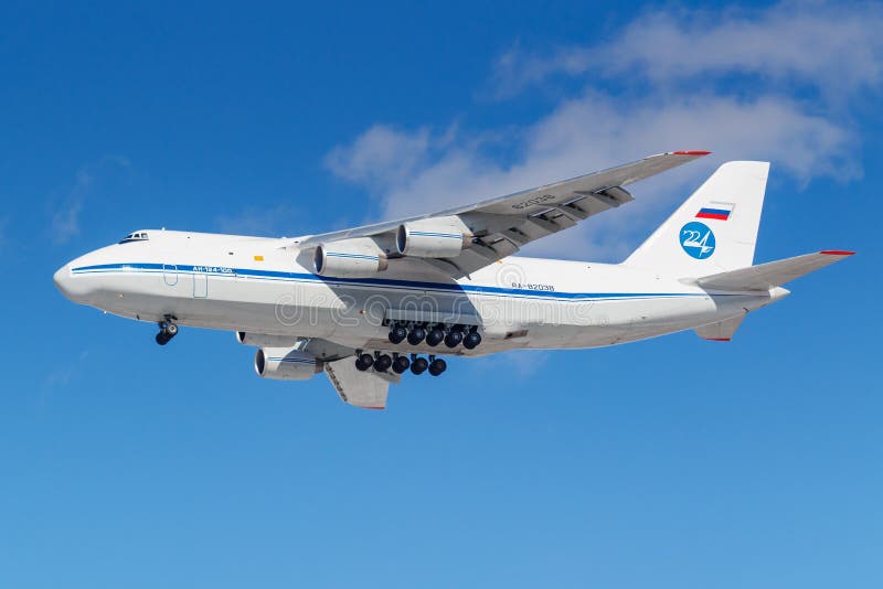 Moskva Ryssland - mars 26, 2019: Flygplan Antonov An-124 RA-82038 av flygvapen för rysk federation mot blå himmel i soligt