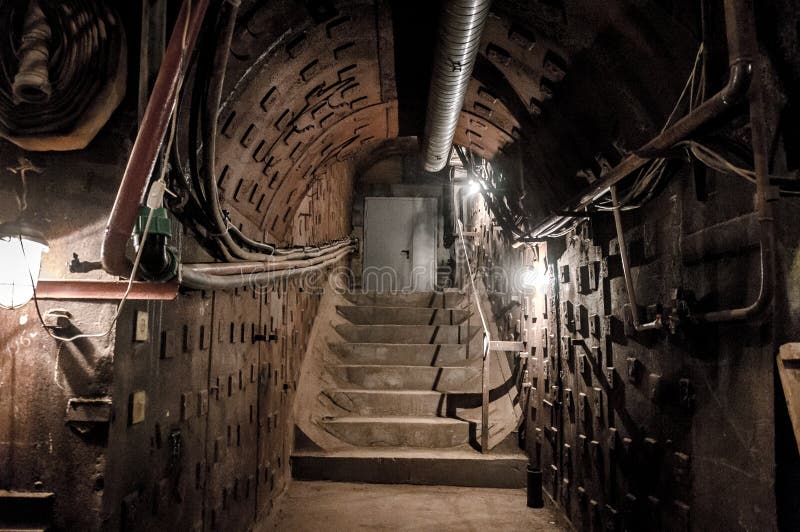 Moskva Ryssland - Oktober 25, 2017: Gräva på Bunker-42, denkärn- underjordiska lättheten som byggs i 1956 som kommandostolpen arkivbilder Moskva Ryssland - Oktober 25, 2017: Gräva på Bunker-42, denkärn- underjordiska lättheten som byggs i 1956 som kommandostolpen arkivbilder