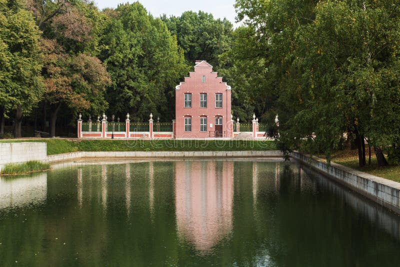Moskva, Ryssland - 5 oktober 2019: Nederländskt hus och damm i Kuskovo-kvarteret på en solnydag arkivfoton Moskva, Ryssland - 5 oktober 2019: Nederländskt hus och damm i Kuskovo-kvarteret på en solnydag arkivfoton