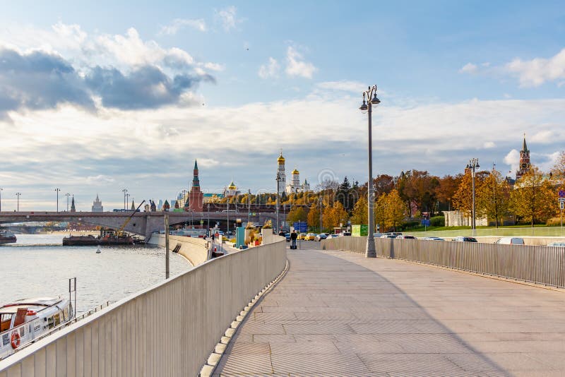 Moskva, Ryssland - 08 oktober 2019: Panorama från Moskva i stadsdelen i soliga höstdagen Moskvas kyrkor och gyllene kuster royaltyfri bild Moskva, Ryssland - 08 oktober 2019: Panorama från Moskva i stadsdelen i soliga höstdagen Moskvas kyrkor och gyllene kuster royaltyfri bild